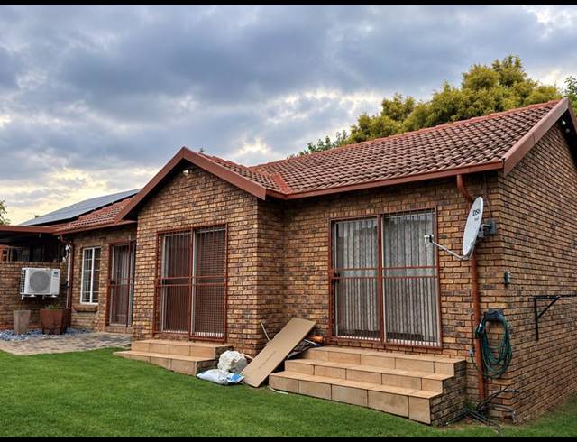 3 BEDROOM TOWNHOUSE FOR SALE IN AMBERFIELD